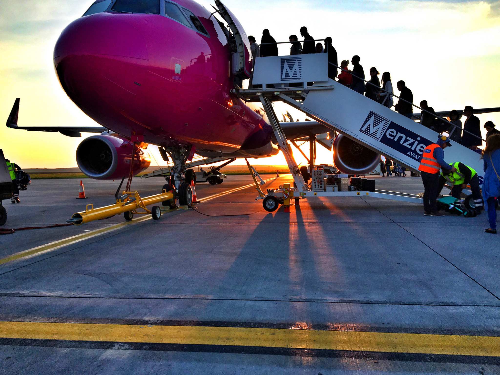 He is going to the plane. Boarding самолет. Самолет picture. Boarding. В аэропорту. Самолета bord.