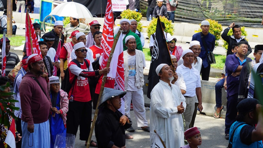 A small anti-Ahok crowd gathered outside the courtroom protesting in south Jakarta