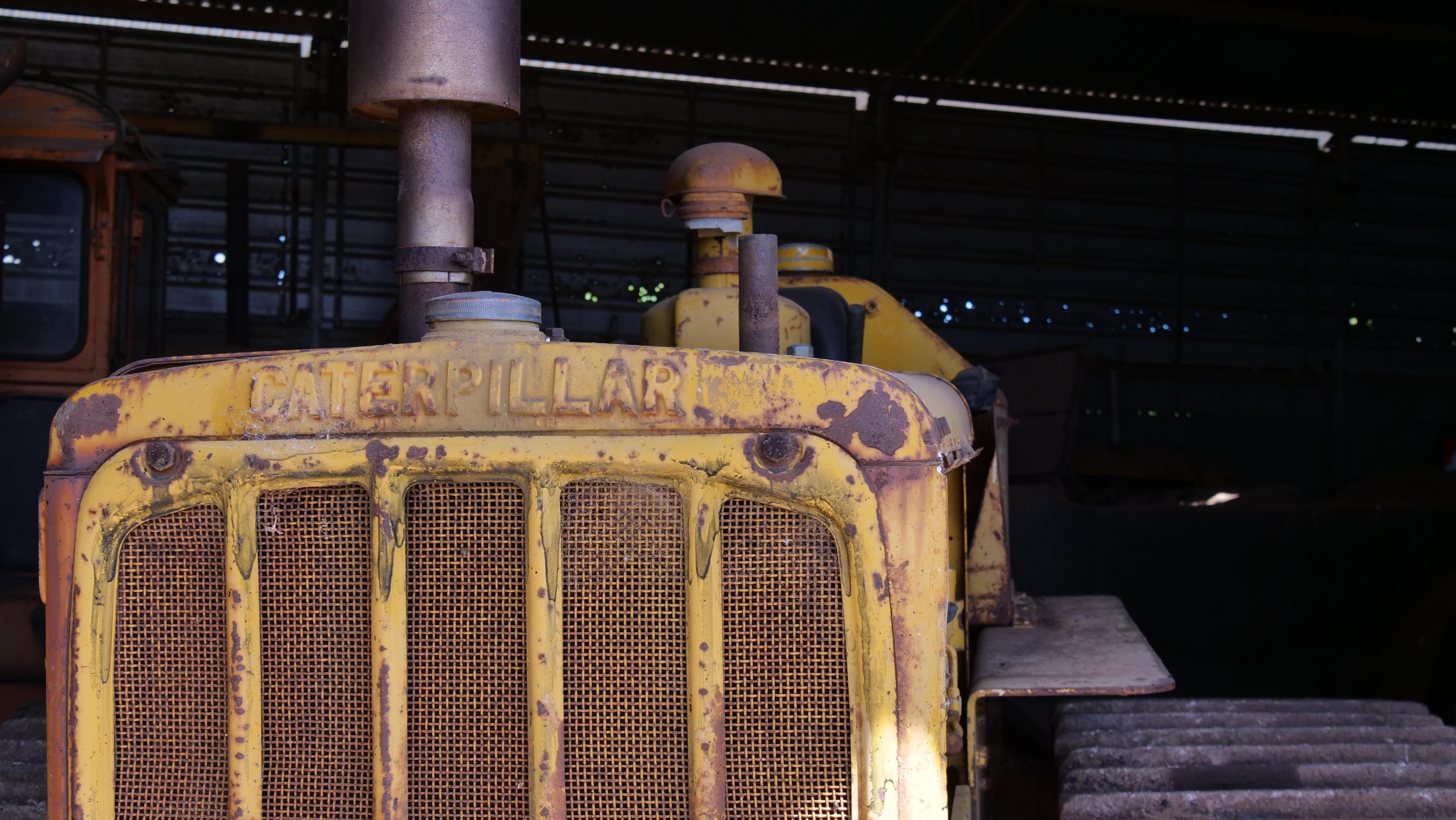 Um velho trator agrícola. 