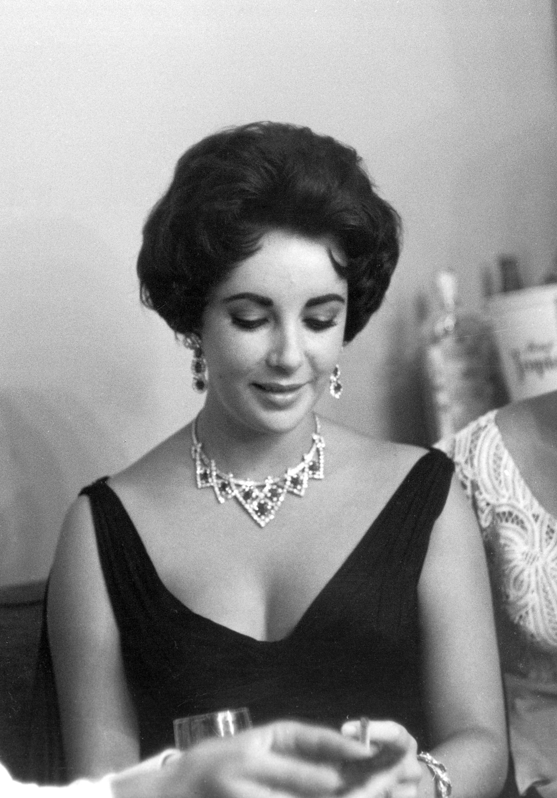 Elizabeth Taylor wearing a Cartier necklace and earrings at the Tropicana Hotel in Las Vegas in 1958