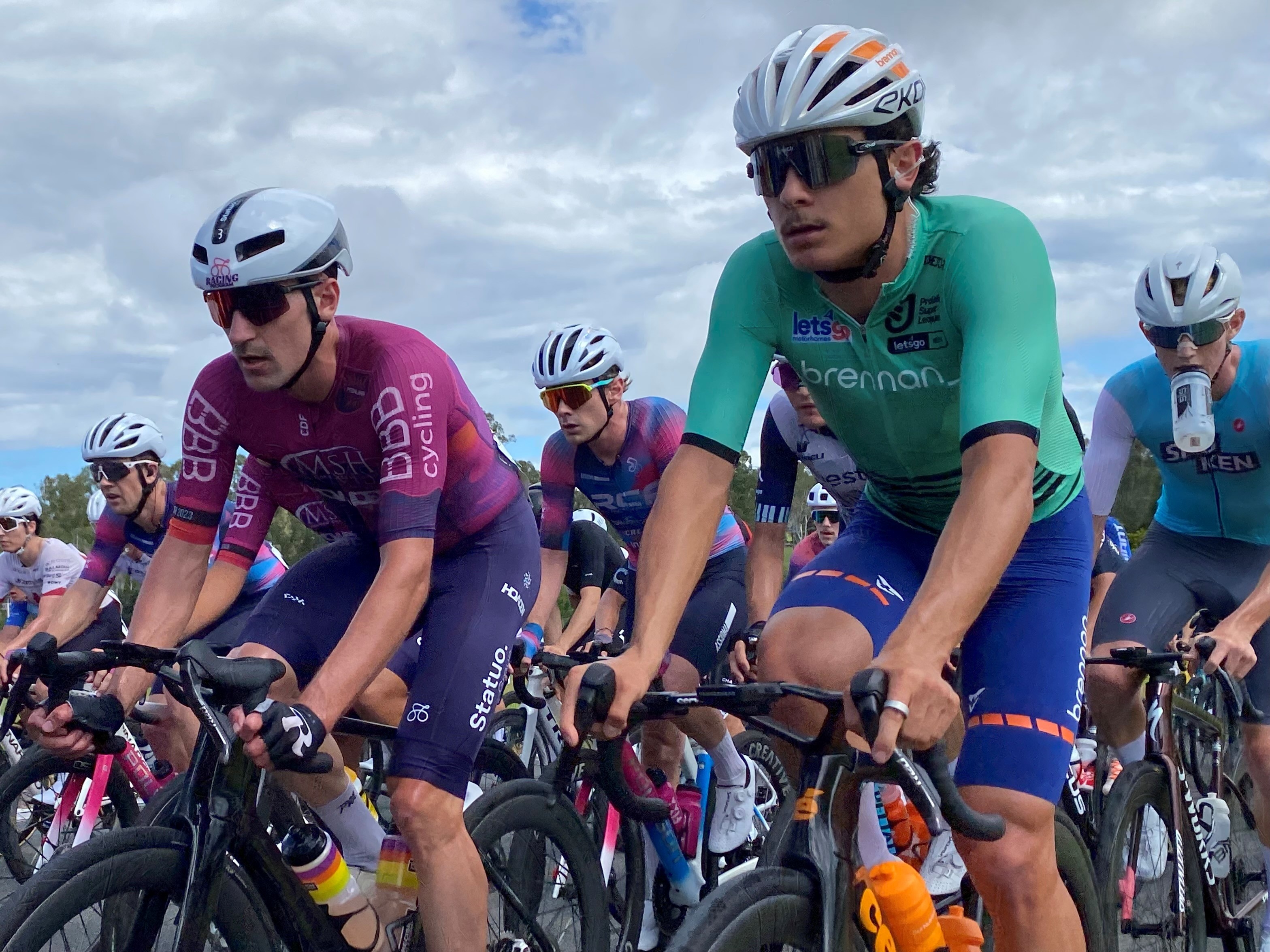 Oliver Bleddyn anda na matilha