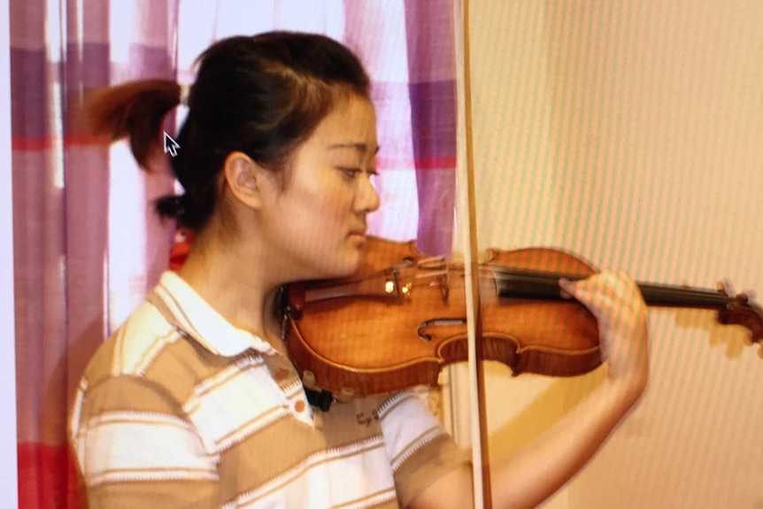 Jessie Tu playing violin