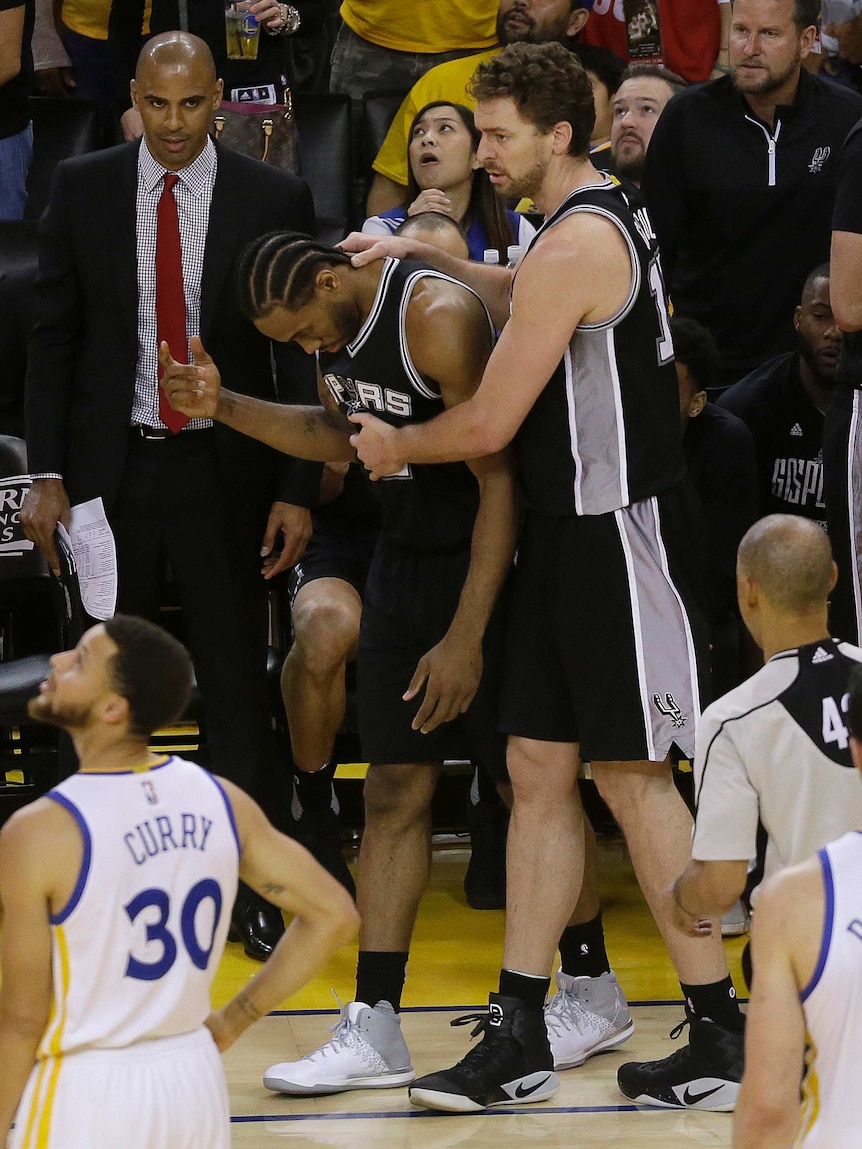 Kawhi Leonard leaves the court after injuring his ankle
