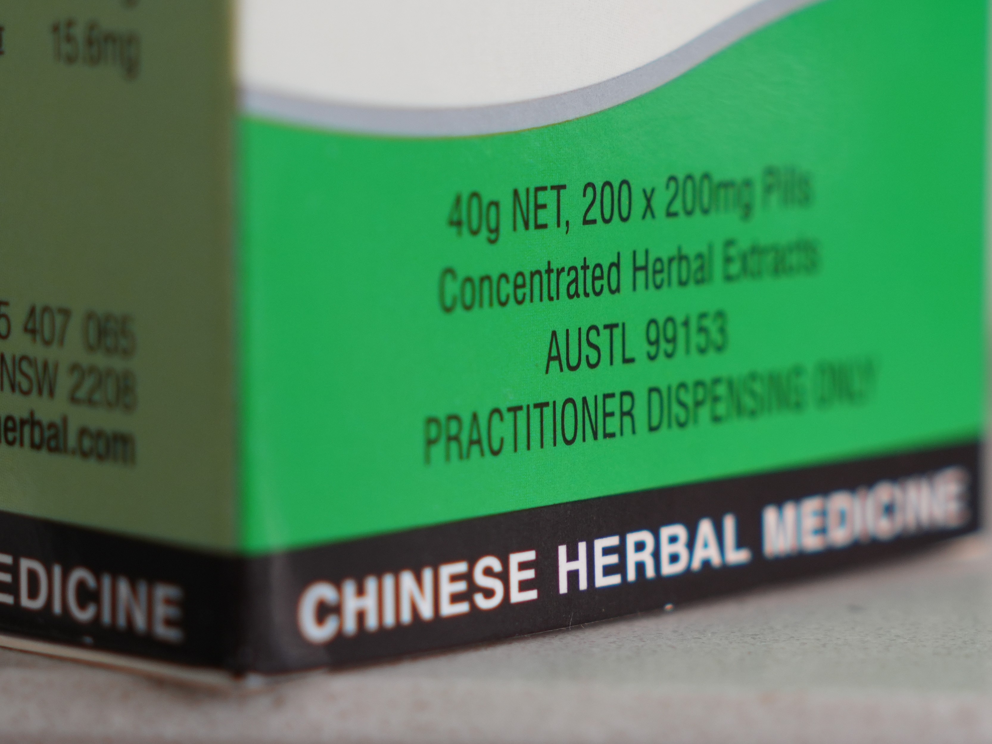 Primer plano de un cuadro con etiqueta verde con el texto 