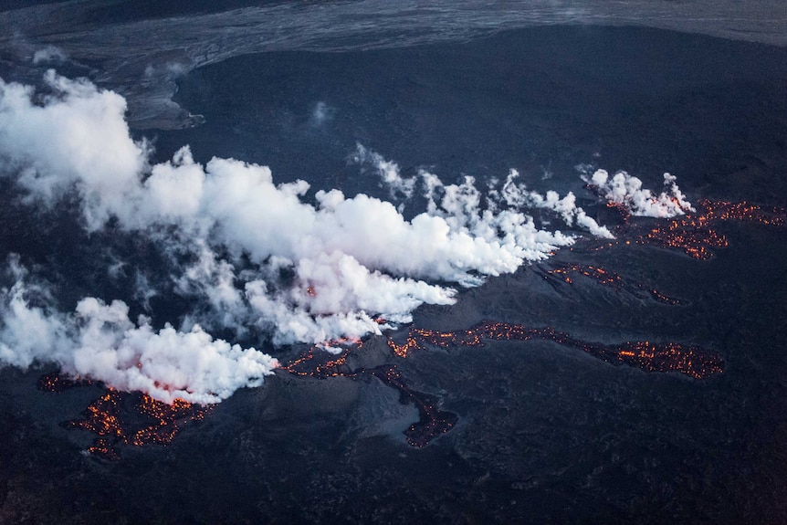Erupting Bardarbunga volcano from the air