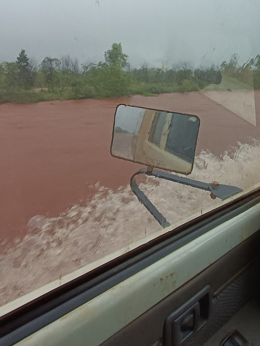 Flooding out car window