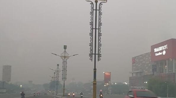 Kabut asap tebal yang menyelimuti kota Pekanbaru membuat banyak sekolah diliburkan.