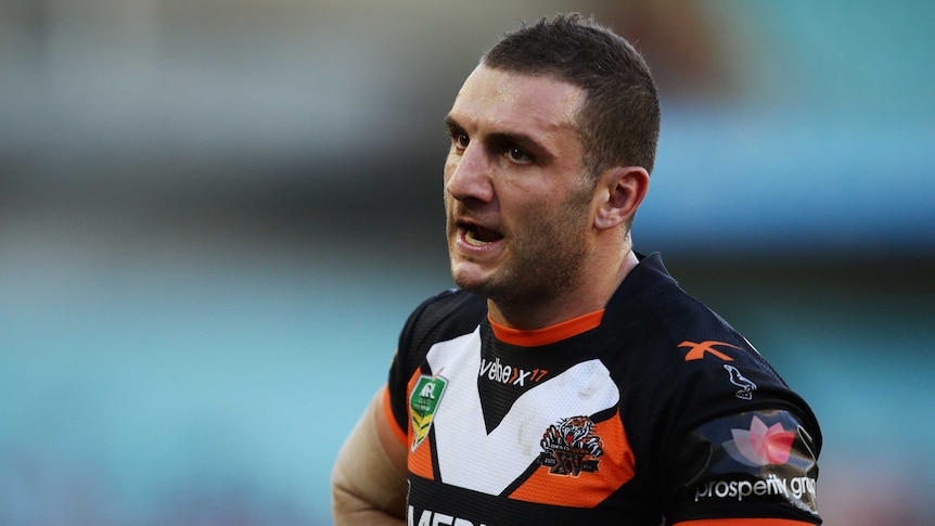 Frustrating day ... Robbie Farah speaks to his Tigers team-mates