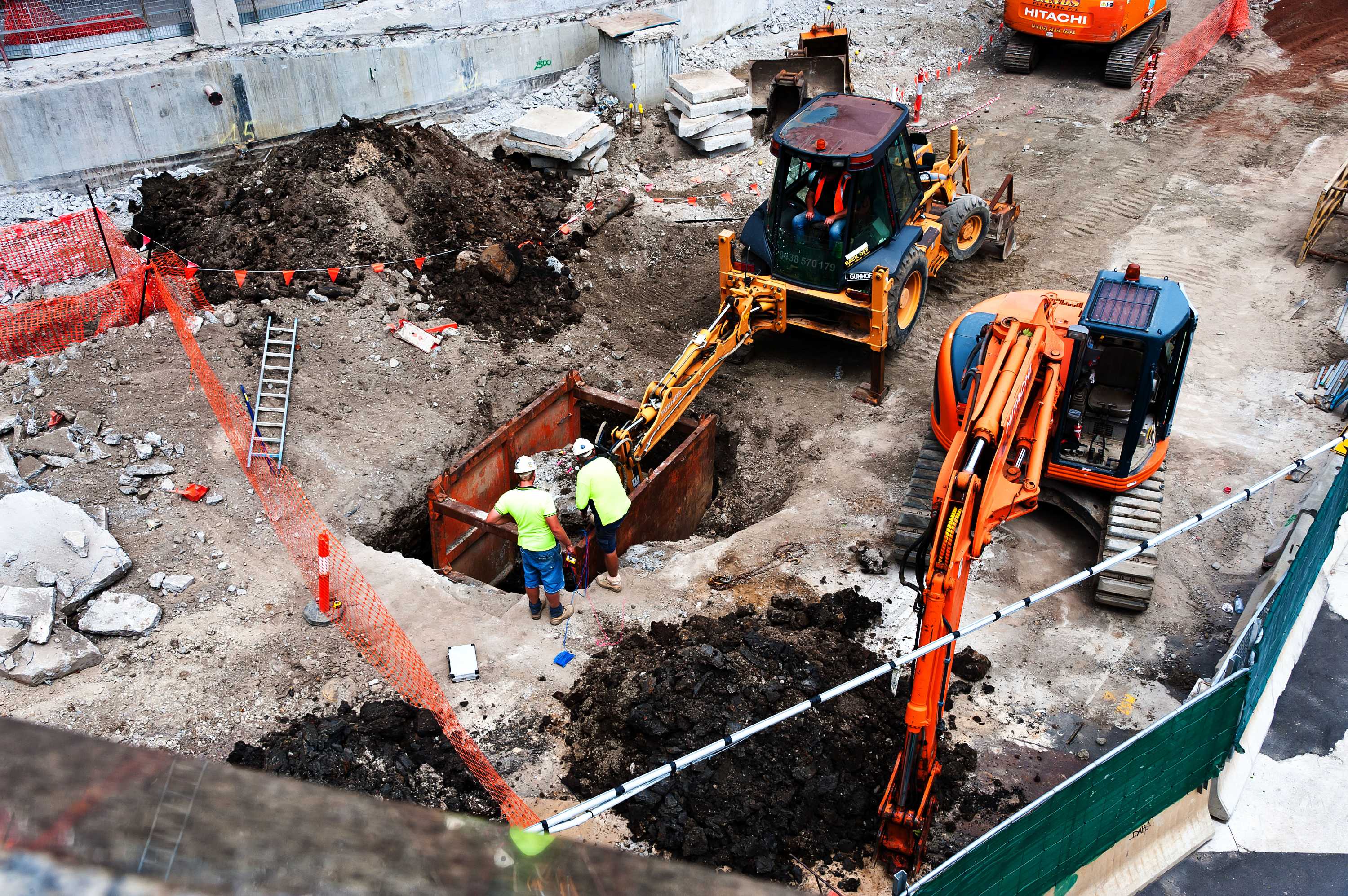 Homens estão em um canteiro de obras