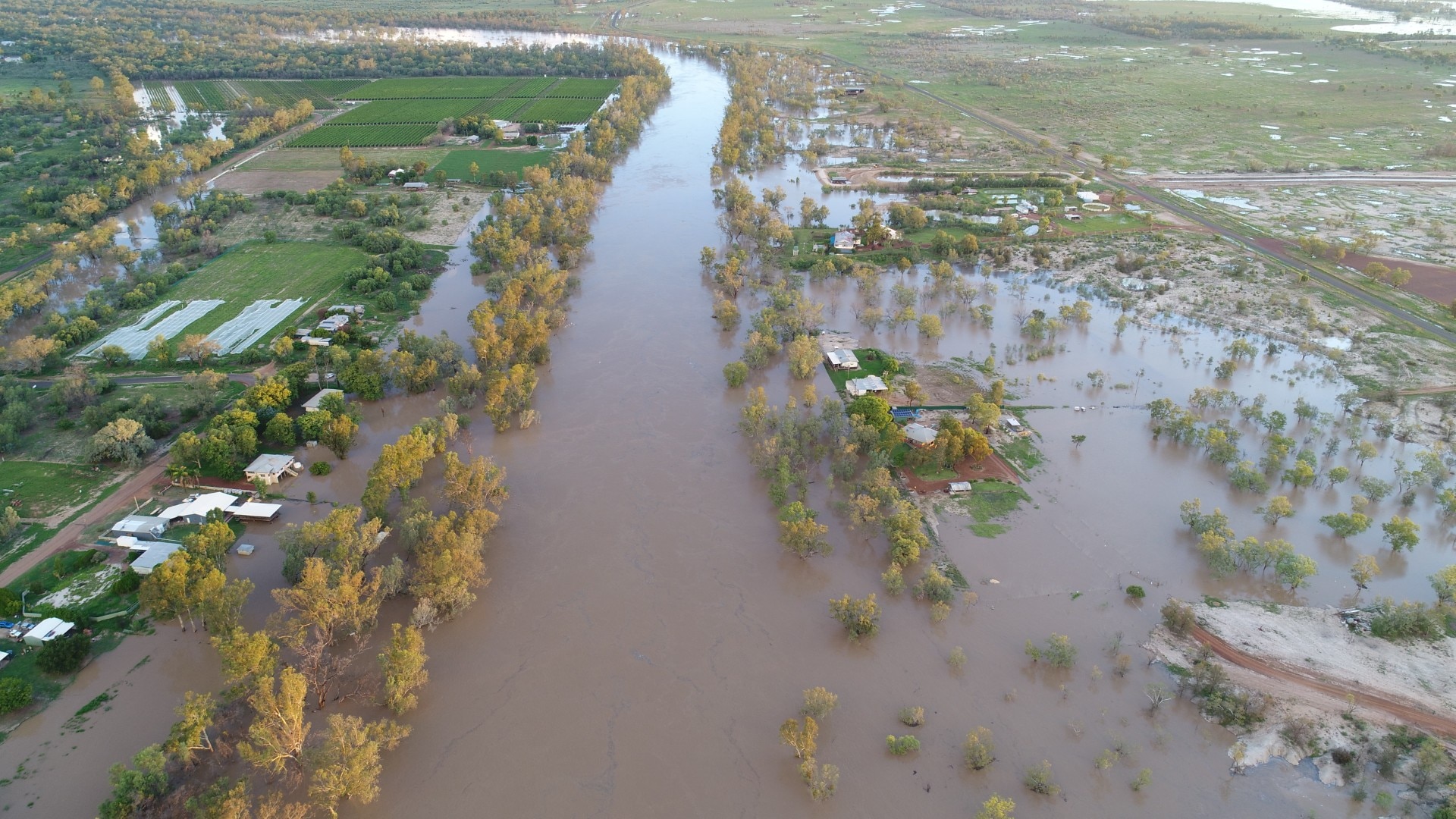 Toma de drones del río Balonne que desemboca en St. George durante la inundación de 2012.