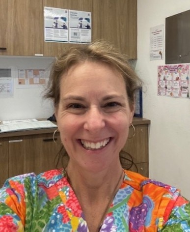 Christie Russell-Jarvie sonríe a la cámara.