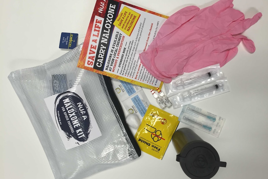 Naloxone kit