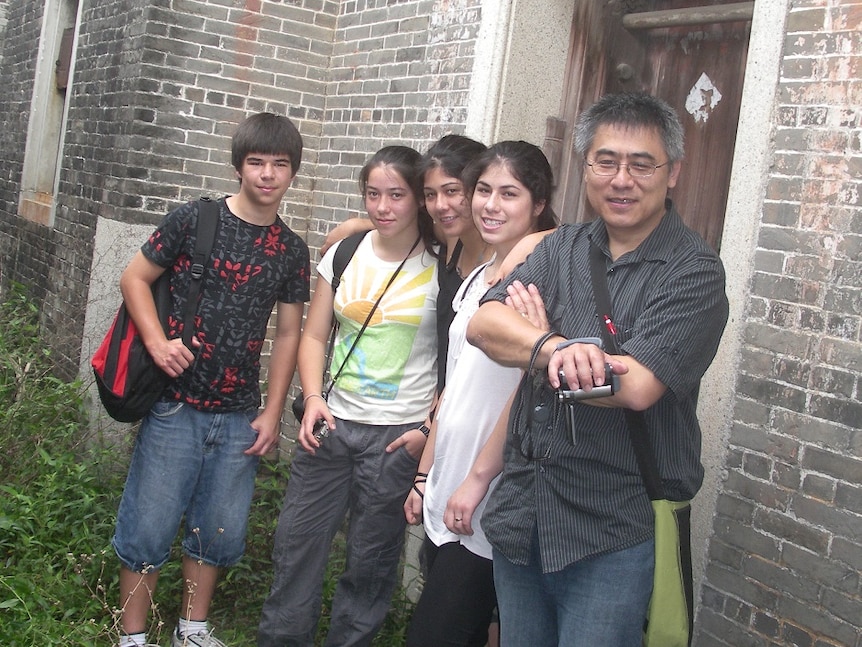 蔡宗汉在2008年带着孩子探访高要祖上老家，并在父亲蔡少刚出生的屋子前合影