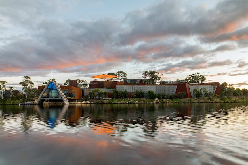 MONA, el Museo de Arte Antiguo y Nuevo de Hobart, visto desde el paseo marítimo.