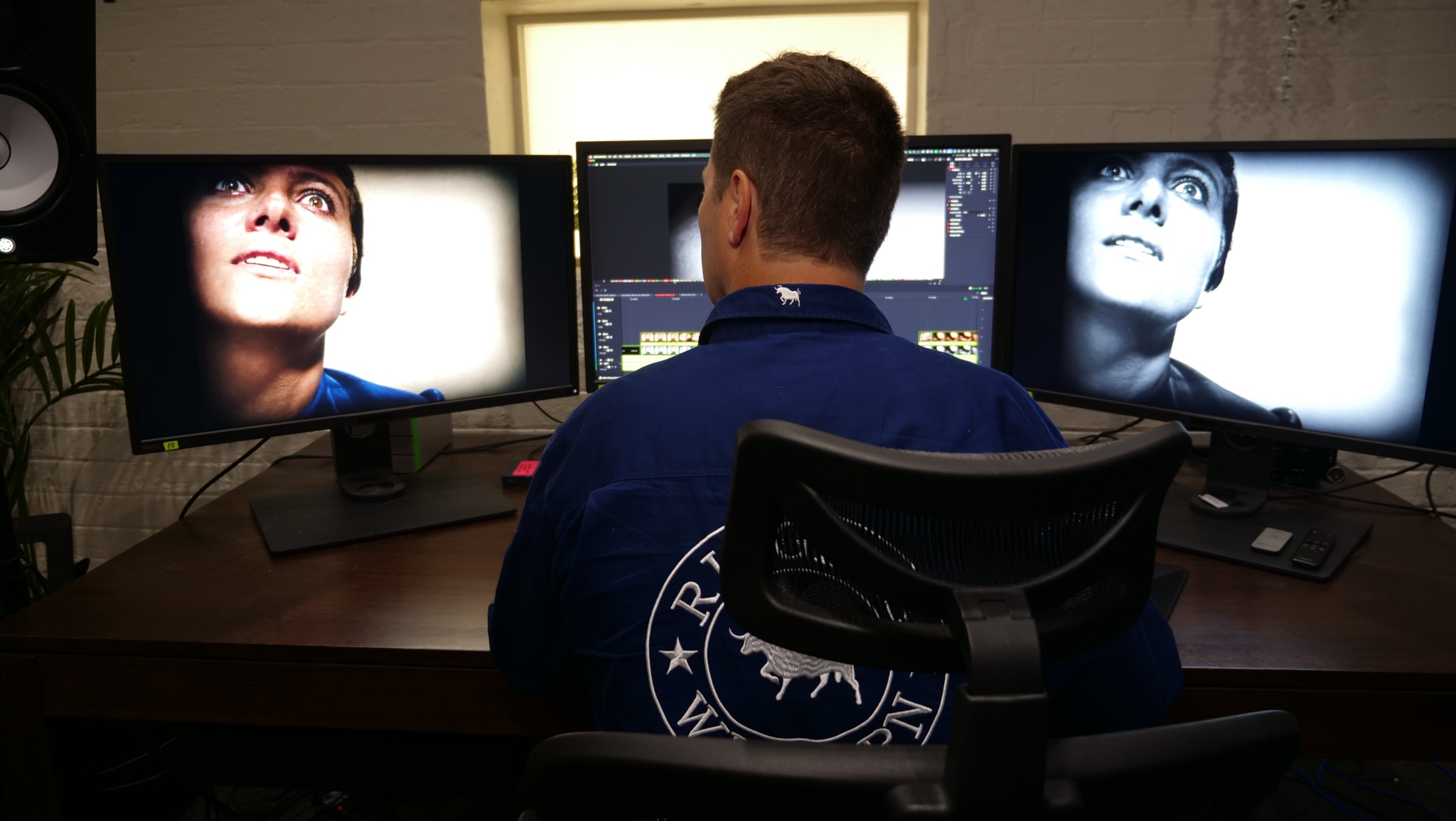 Un hombre se sienta en su escritorio y trabaja con un software para colorear. 