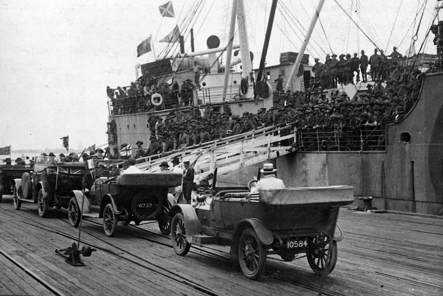 Ship brings Australian troops home after the Armistice at Port Melbourne after returning from overseas, 1919.