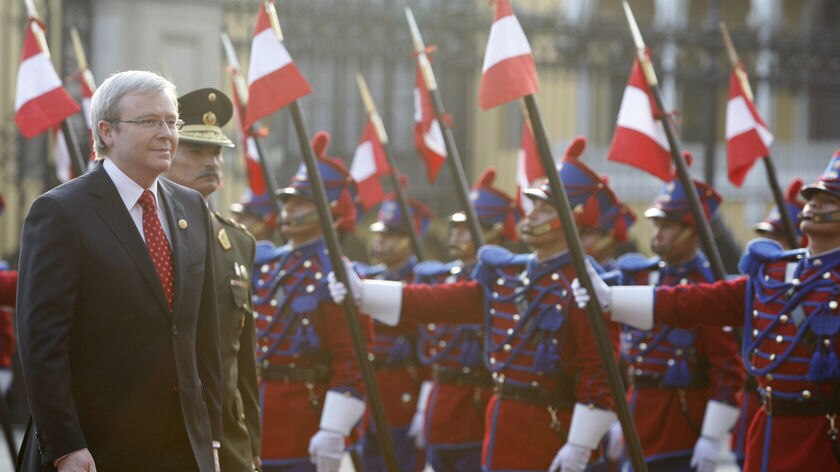 Kevin Rudd reviews Peruvian honour guard
