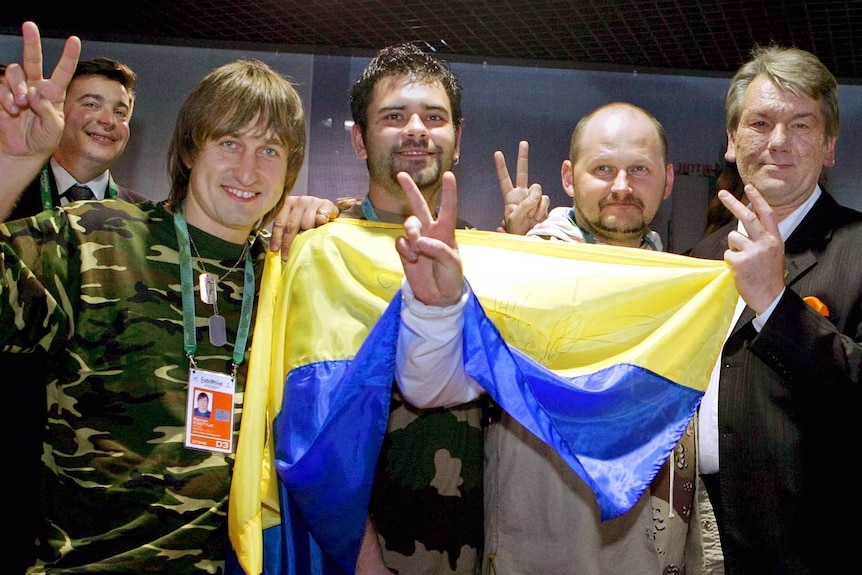 Ukrainian president Viktor Yuschenko and Ukraine's 2005 Eurovision entrants, Green Jolly in Kiev.