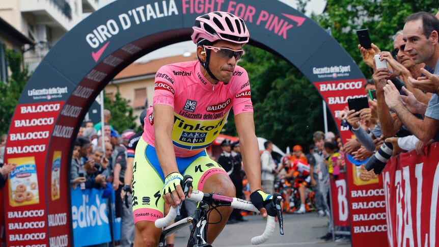 Alberto Contaodr arrives for Giro seventh stage