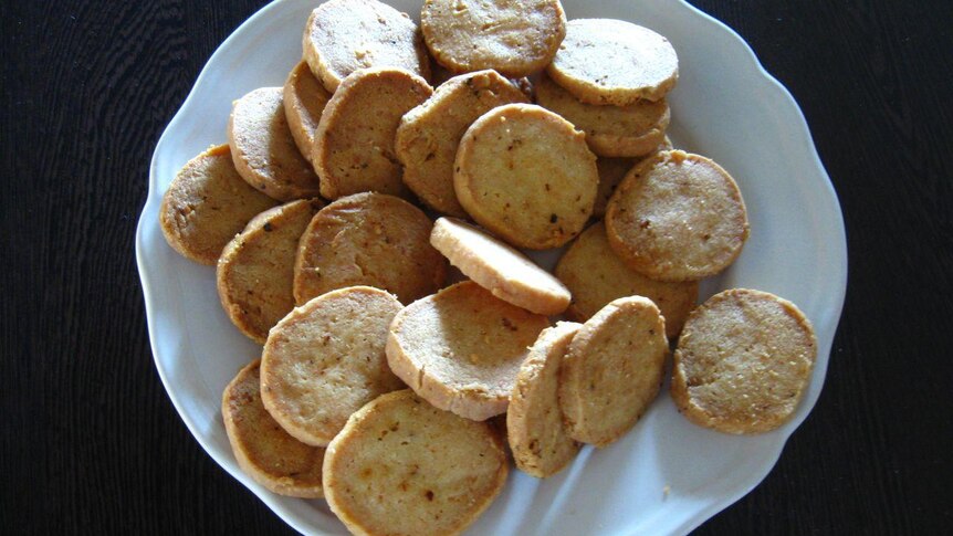 A plate of round crispy biscuits.
