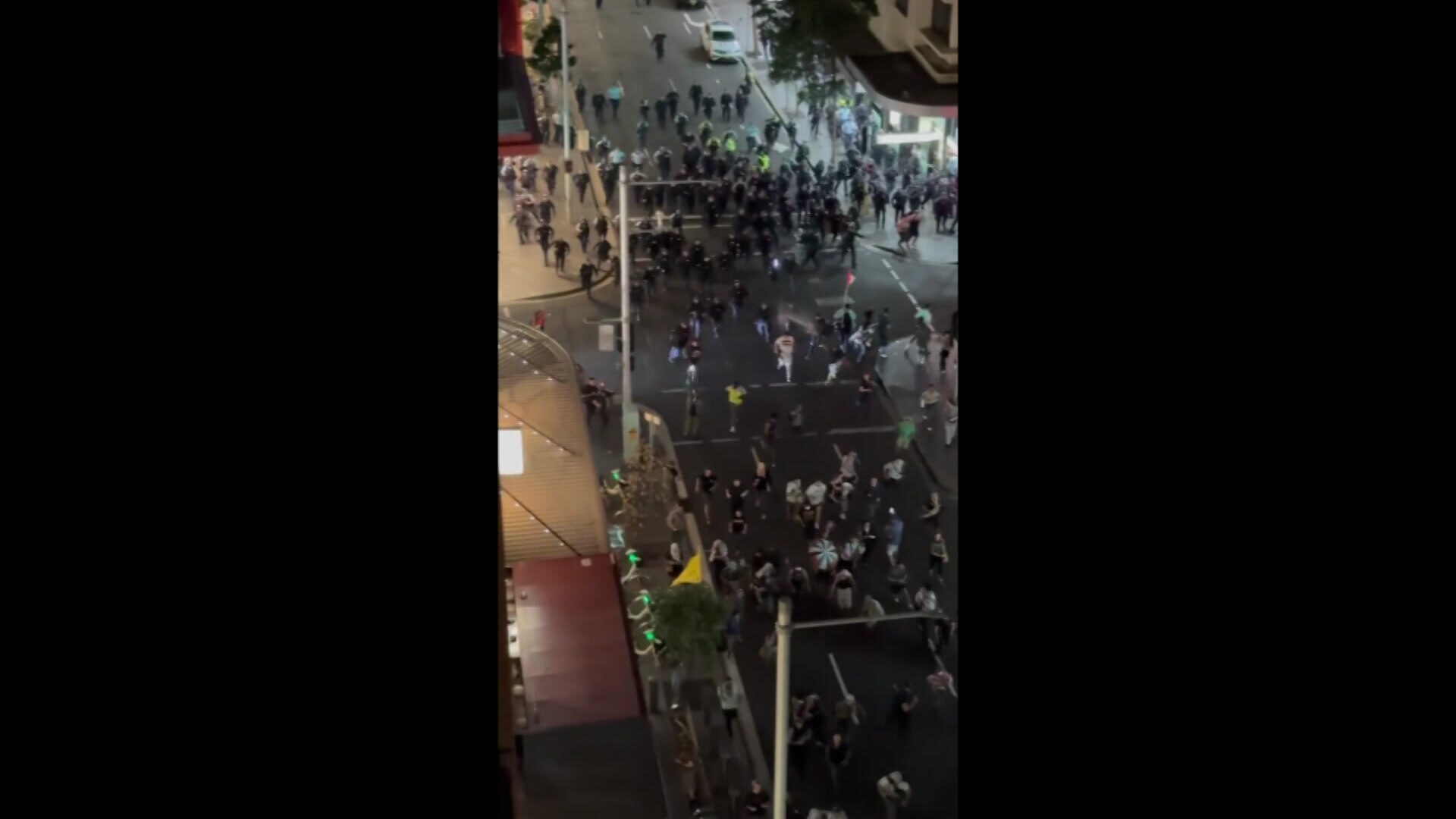 Police rush towards protesters - ABC News