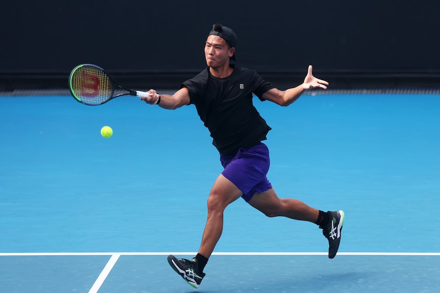 Li Tu plays a forehand