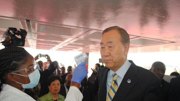 Ban Ki-moon gets his temperature checked in Liberia