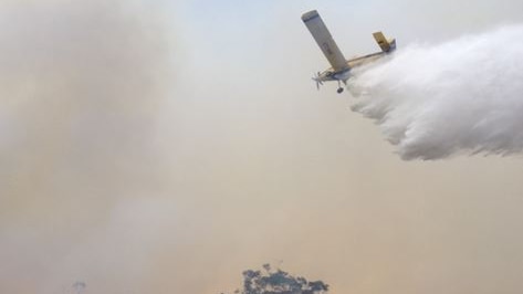 A waterbombing plane drops a load on Tasmanian bushfires 2016.