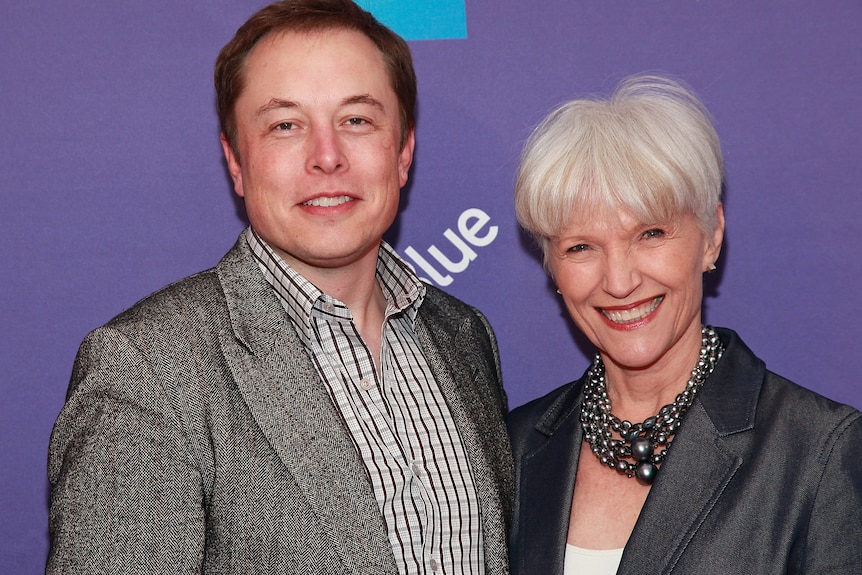 Elon Musk y su madre Maye Musk en el estreno de una película