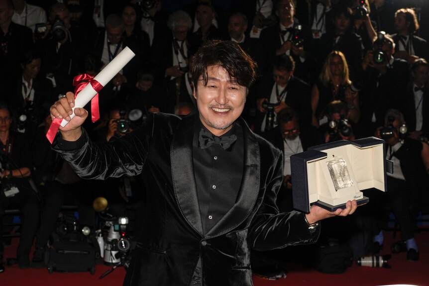Song Kang-ho, winner of the award for best actor for 'Broker,' poses for photographers