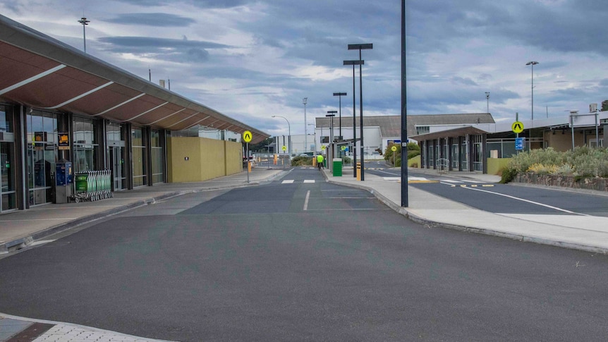 An airport with no traffic or people in photo