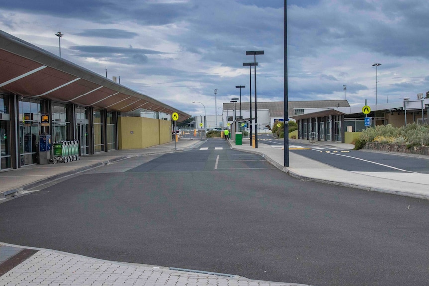 An airport with no traffic or people in photo