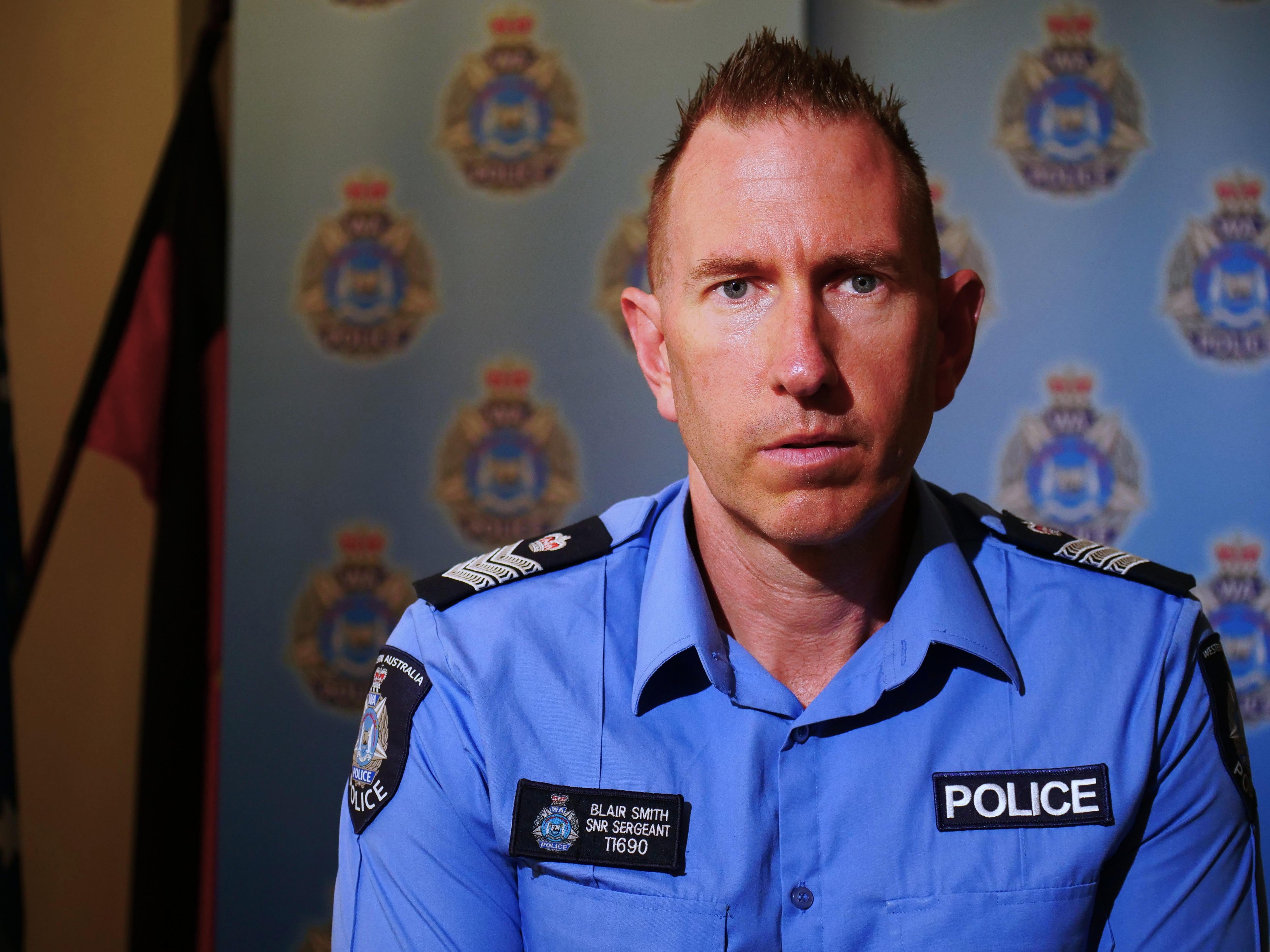 Homem com uniforme de policial.