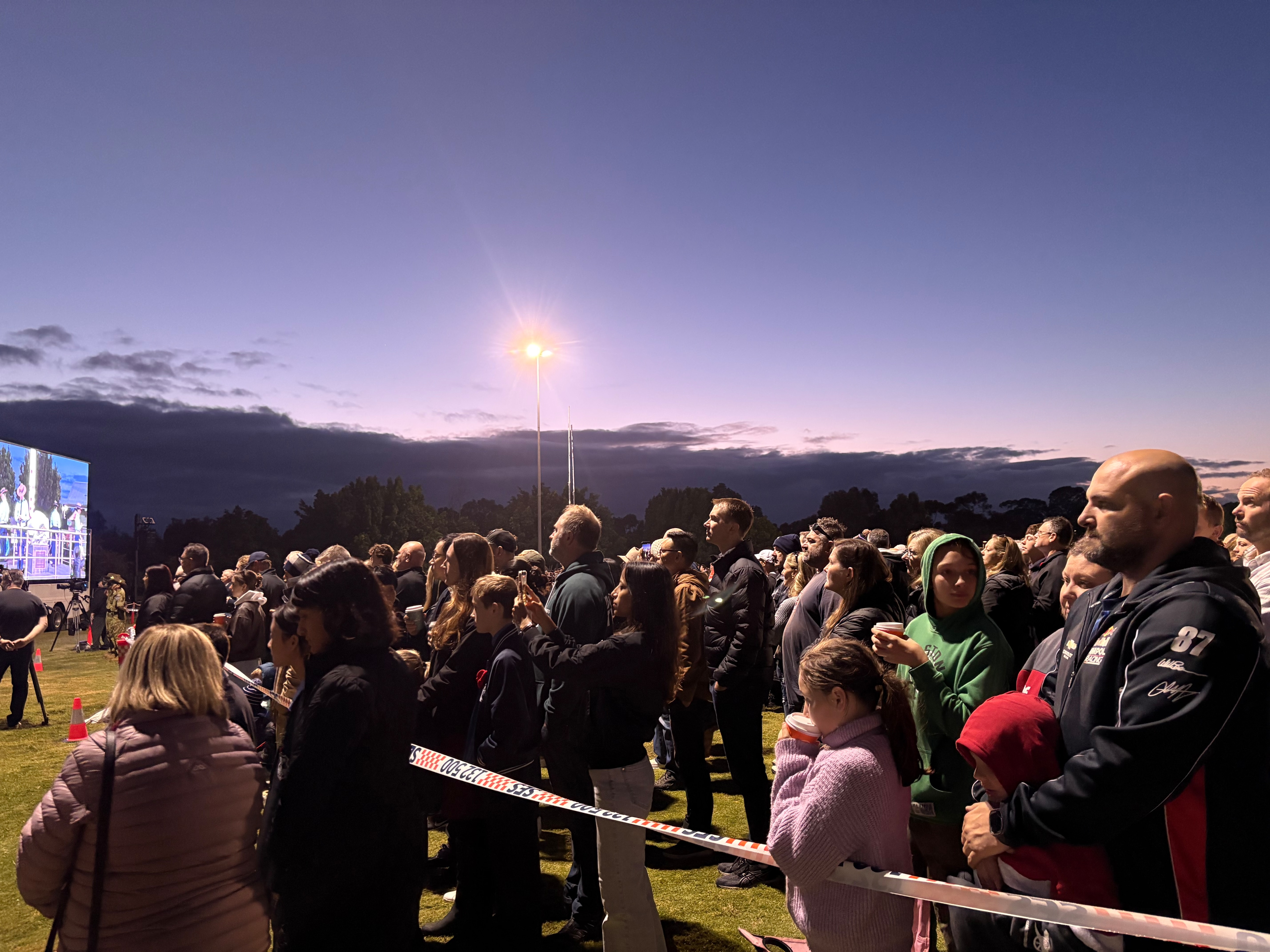 La gente se reúne en Castle Hill para celebrar el Día de Anzac.