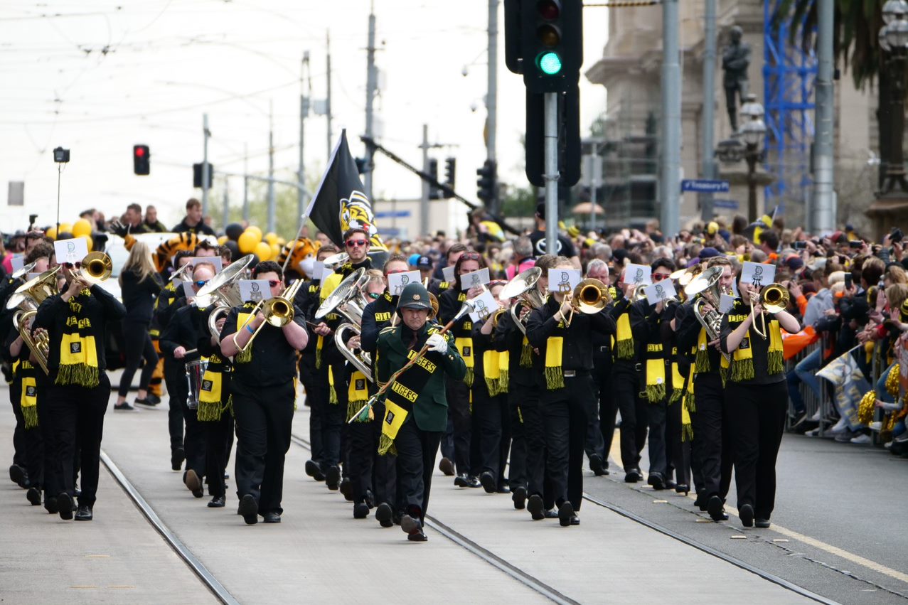 AFL grand final parade draws Richmond and GWS fans to Melbourne streets