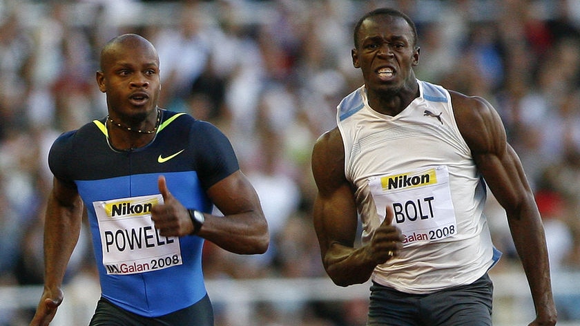 Jamaica's Asafa Powell (l) pulls ahead of compatriot Usain Bolt