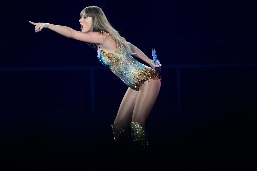 La cantautora estadounidense Taylor Swift es vista actuando en el estadio Accor.
