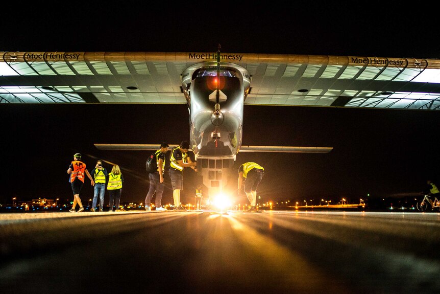 Solar Impulse 2 shows flight crews