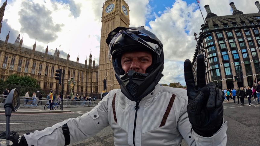 Un homme affrontera l’Australie sur une moto électrique après avoir parcouru le monde pour lutter contre l’anxiété liée à l’autonomie