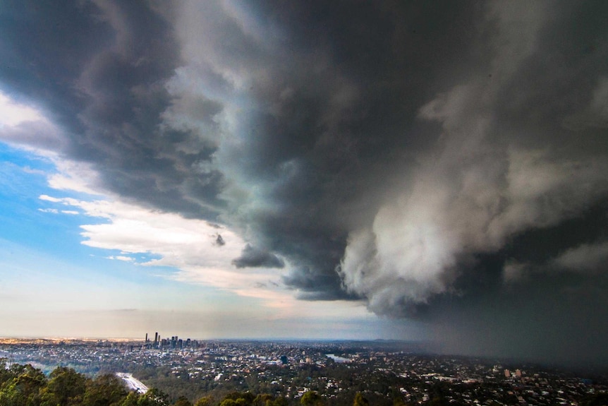 Storm nears Brisbane