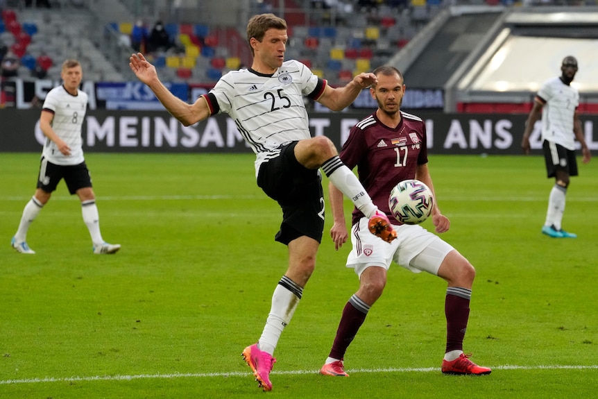 Thomas Mueller controls the ball