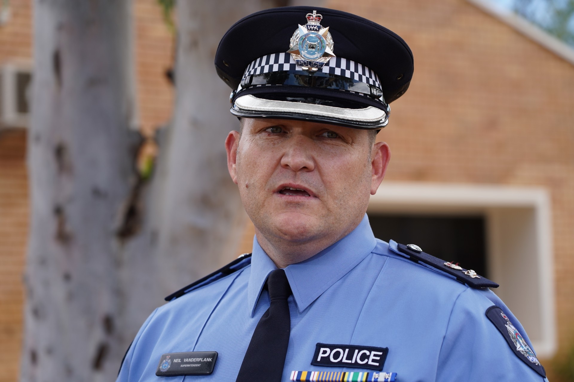 Neil Vanderplank falando à mídia em entrevista coletiva.