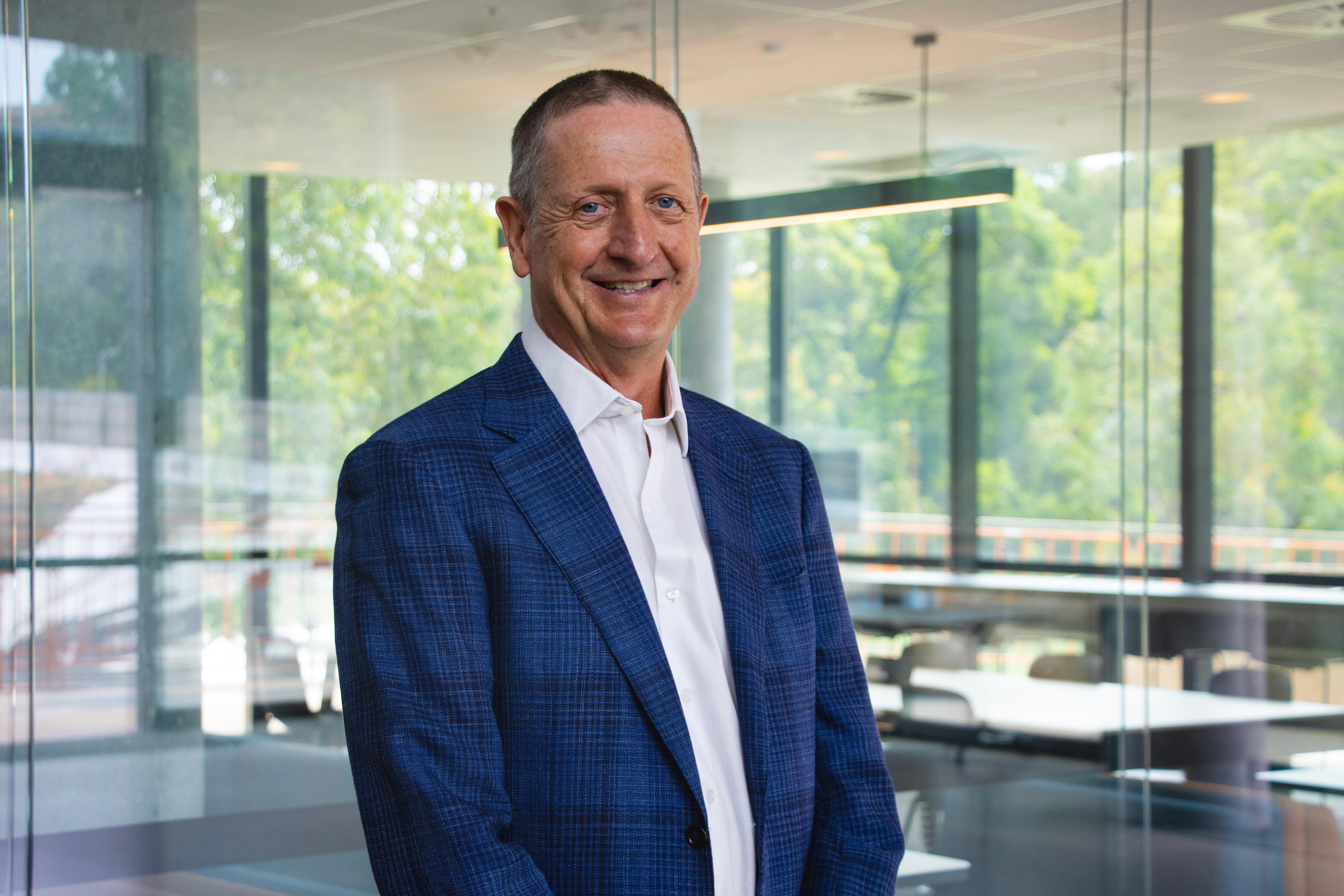 Ian Hickie está en una oficina.