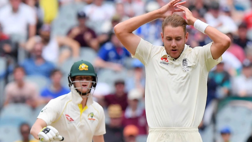 Stuart Broad looks on as Steve Smith urges against a run at the MCG.