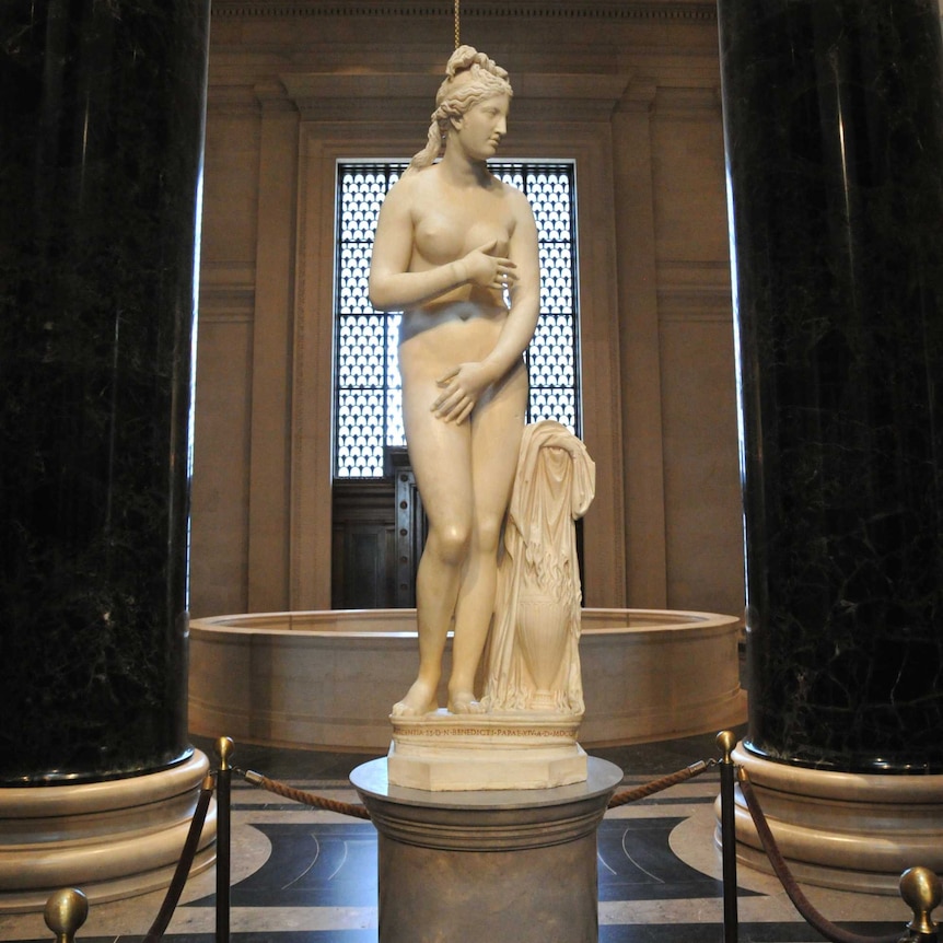 Statue covering body parts, Capitoline Venus standing
