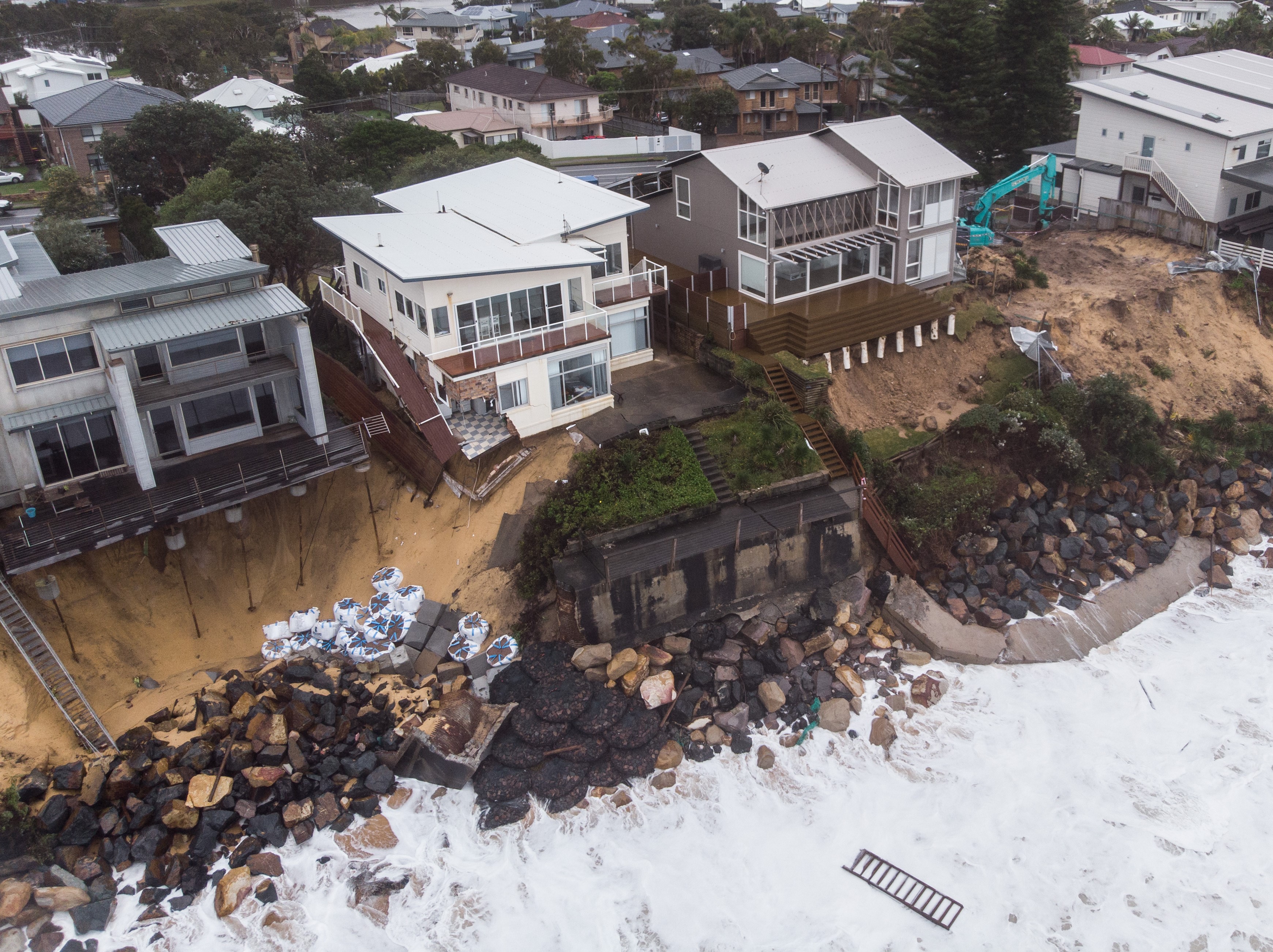 中央海岸特里加尔海滩沿线受损房屋的景色。
