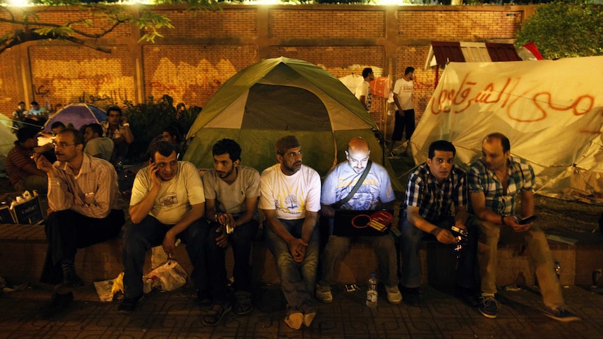 Egyptian protestors sit outside palace in Cairo