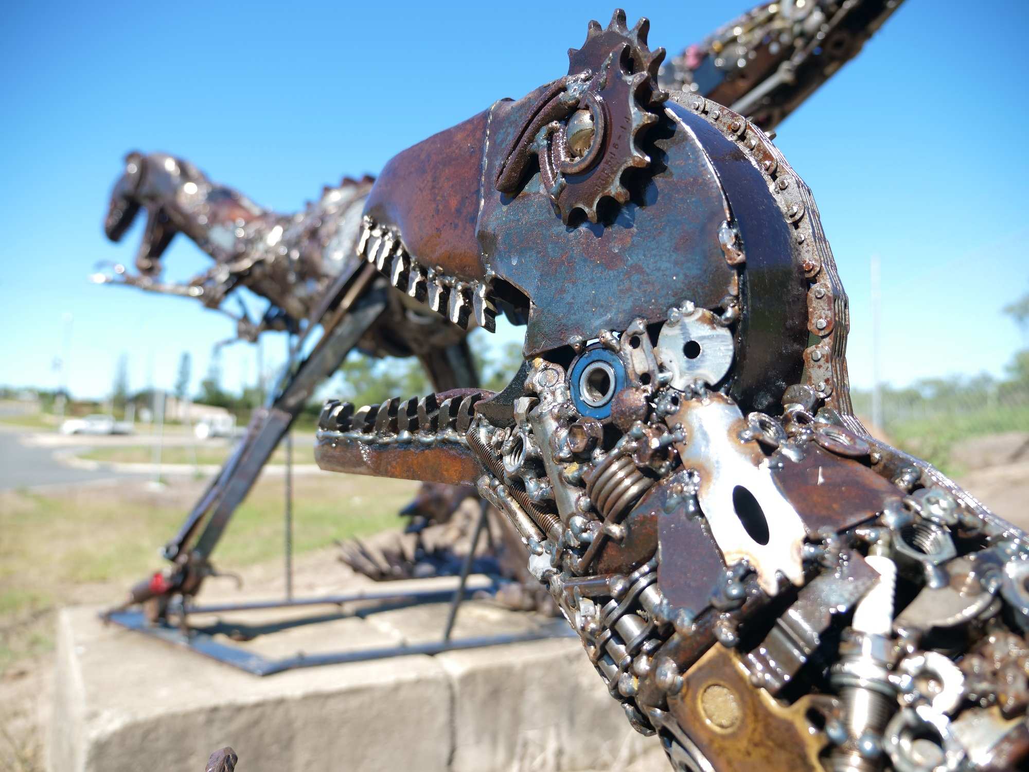 Yeppoon man Steve Ross finishes scrapmetal dinosaur sculptures ABC News