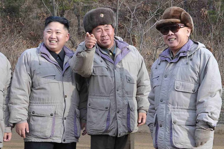 Kim Jong-un (L) and Kim Jong-il (R)