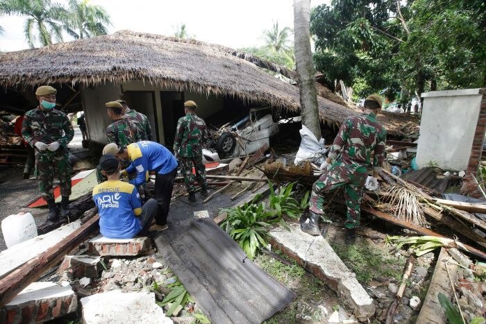 Tim pencarian dan penyelamatan Indonesia mencari mayat